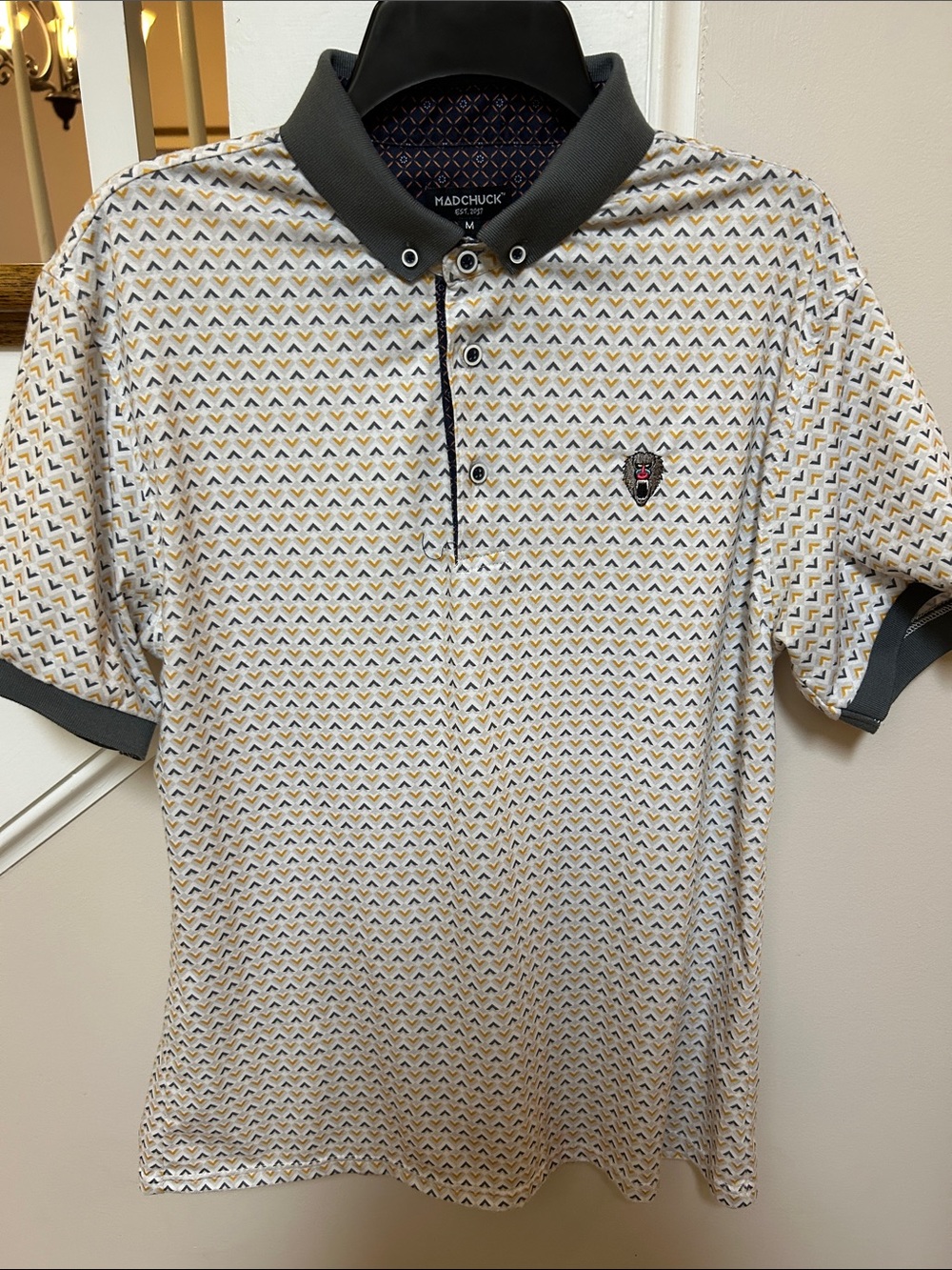 Madchuck Men’s M like new Short Sleeve Polo Shirt in White Gold and Gray